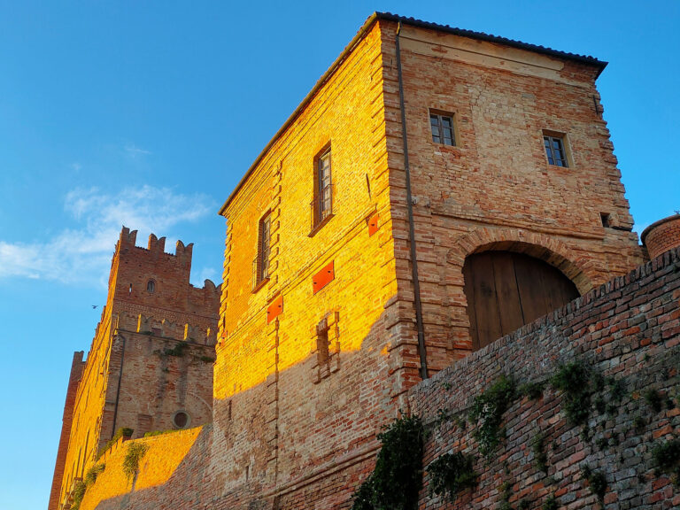 Tour Torri e Castelli del Monferrato in Vespa